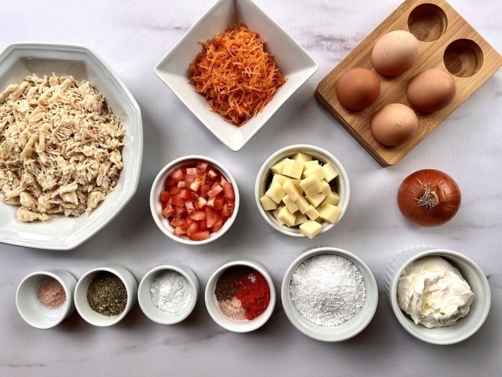 Ingredientes da torta de frango com tapioca reunidos na bancada.