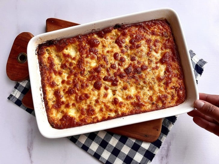 Torta de frango com tapioca assada em uma travessa.