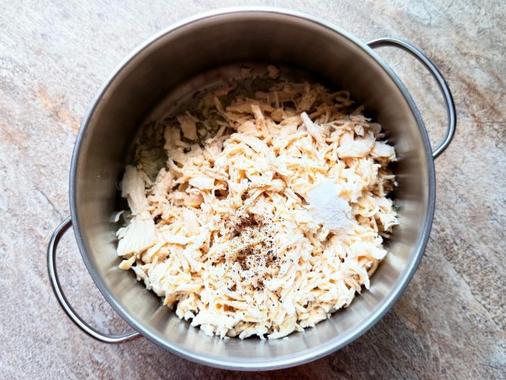 Frango refogado na panela.