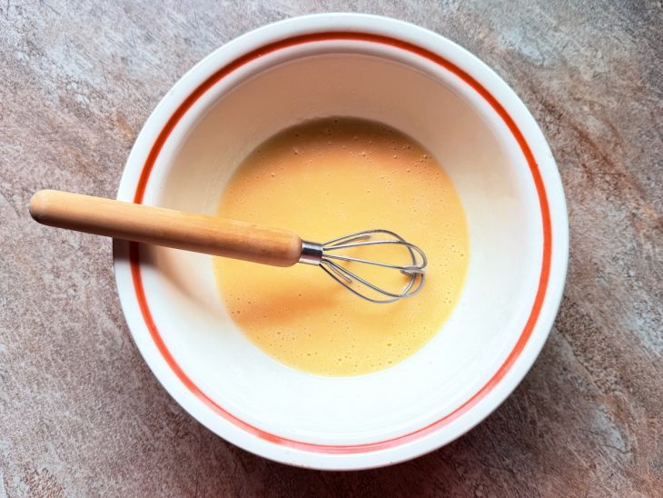 Ovos, óleo e sal misturados numa tigela.