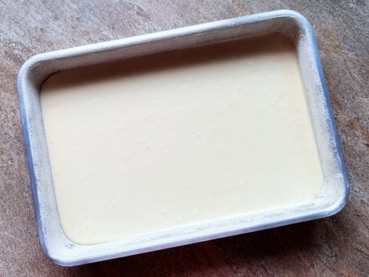 Parte da massa disposta na forma untada.