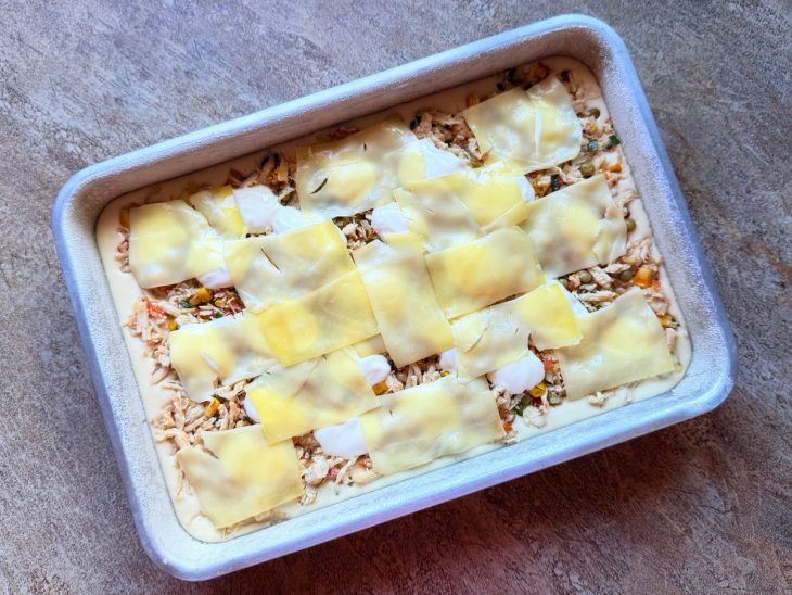 Mussarela adicionada por cima do recheio.