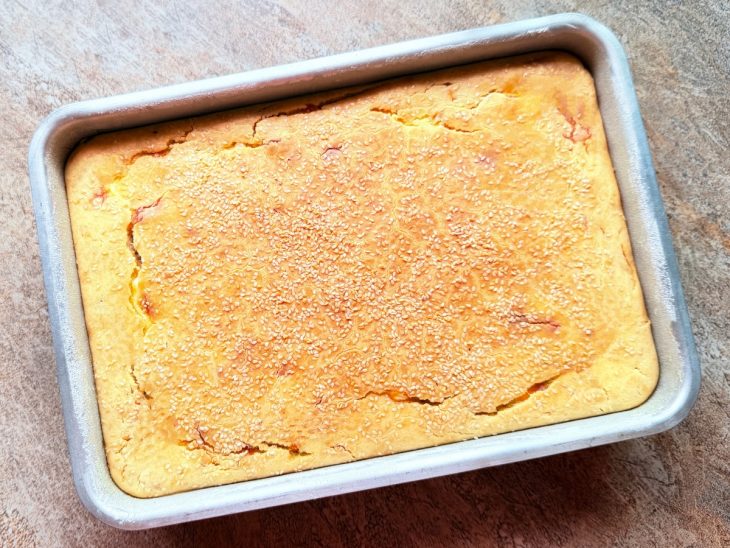 Torta saída do forno, dourada.