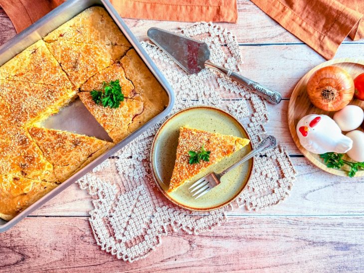Torta pronta, fatia servida em prato.