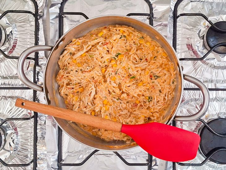 Recheio final cremoso e homogêneo após adicionar creme de leite e requeijão.