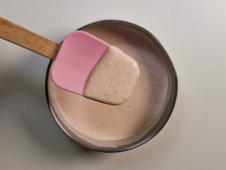 Molho rosado liso e uniforme dentro da tigela.