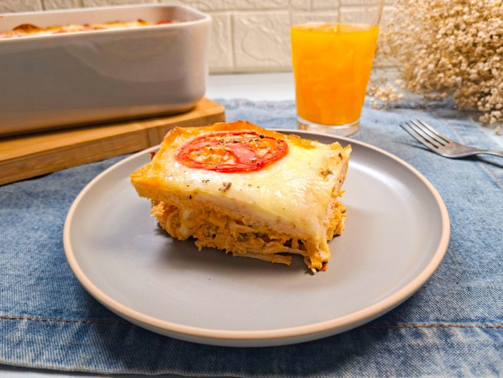 Torta de frango cremosa de pão servida no prato.