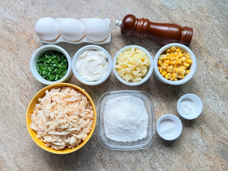 Ingredientes organizados sobre a bancada, forma untada e forno preaquecido.