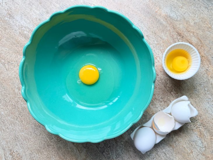 Ovos sendo quebrados individualmente para verificação.