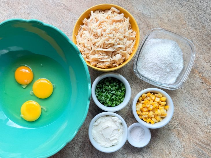 Ingredientes sendo misturados em uma tigela até formar massa homogênea.