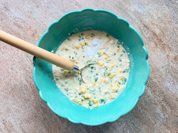 Fermento sendo incorporado delicadamente à massa.