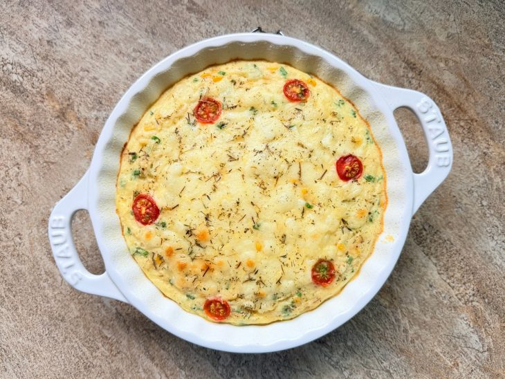 Torta sendo levada ao forno até assar e dourar.