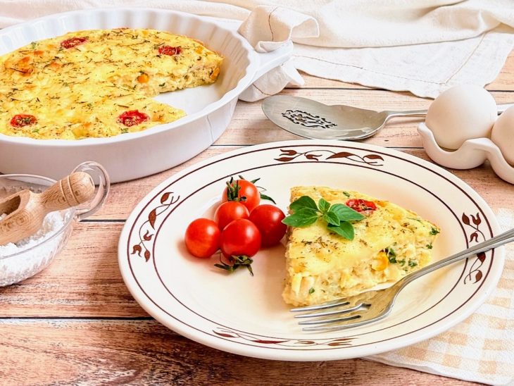 Torta pronta, amornando antes de ser cortada em fatias.