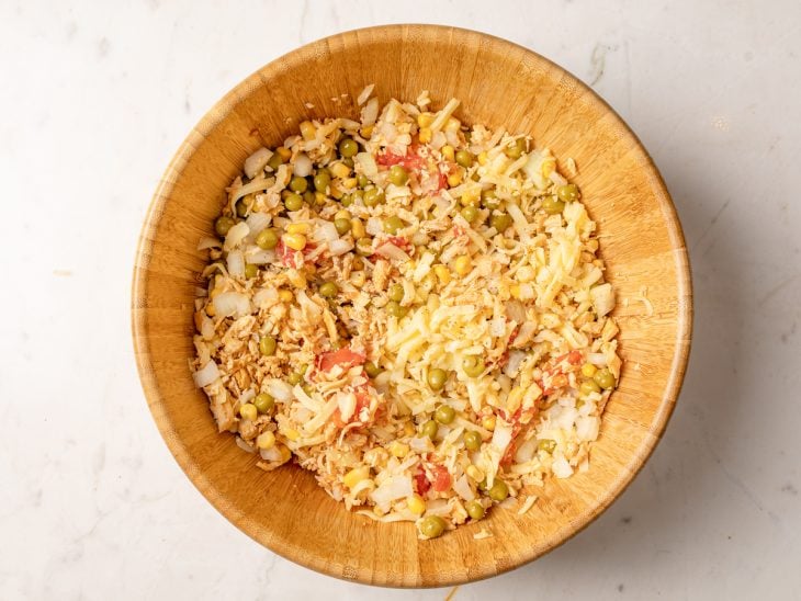 Ingredientes e temperos adicionados e incorporados em uma tigela.
