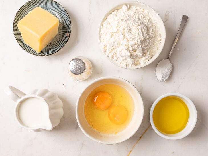 Ingredientes para preparar a massa da torta de frango de liquidificador.