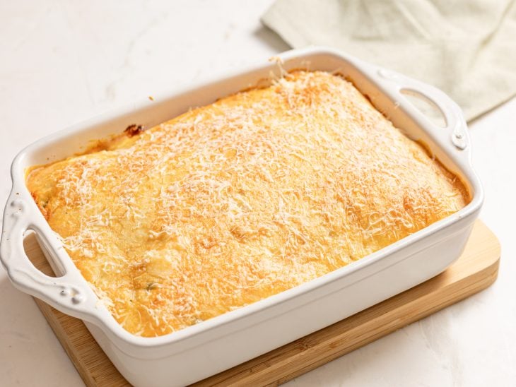 Torta de frango de liquidificador rápida pronta para servir.