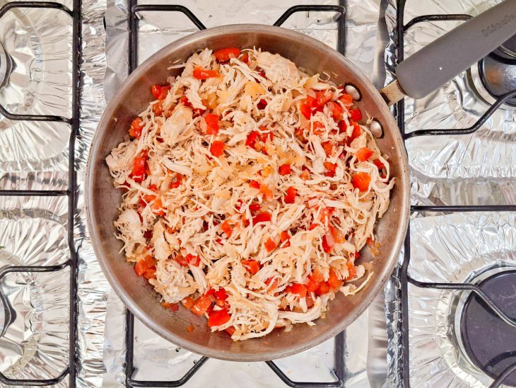 Frango, sal e pimenta-do-reino adicionados na panela.