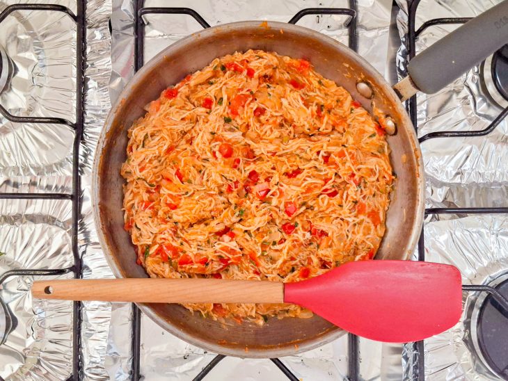 Molho de tomate e salsinha adicionados na panela.
