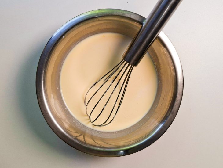 Ingredientes incorporados numa tigela.