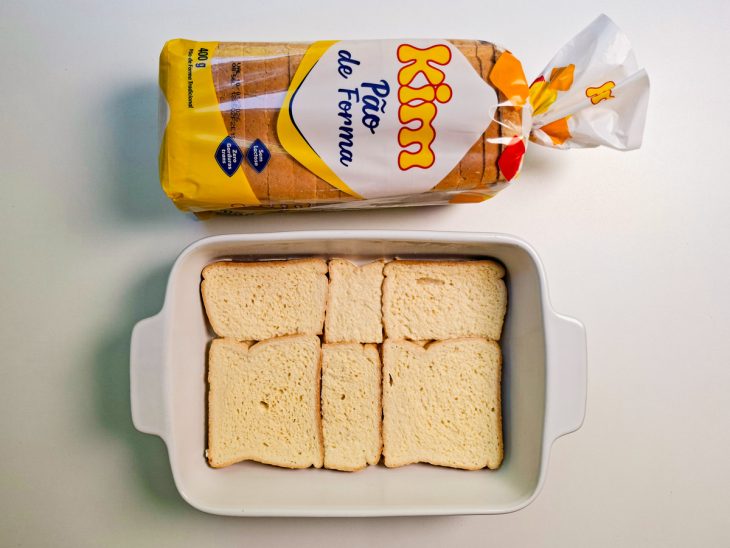 Camada de pão acomodada no refratário.