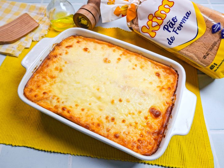 Torta de frango com pão de forma pronta para consumo.