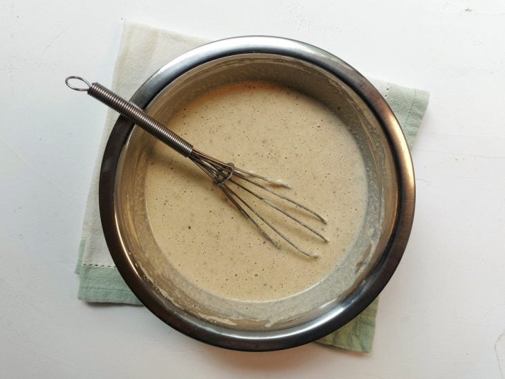 Uma tigela contendo a mistura de ovos, chia, água, farinha de aveia e fermento.