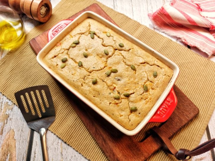 Um refratário contendo torta de frango fit.