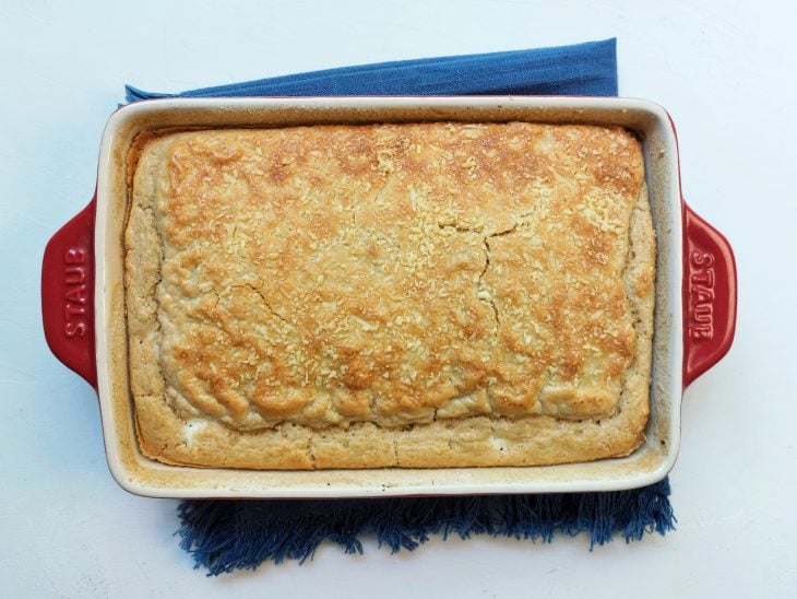 Uma forma contendo torta de frango fit de liquidificador.