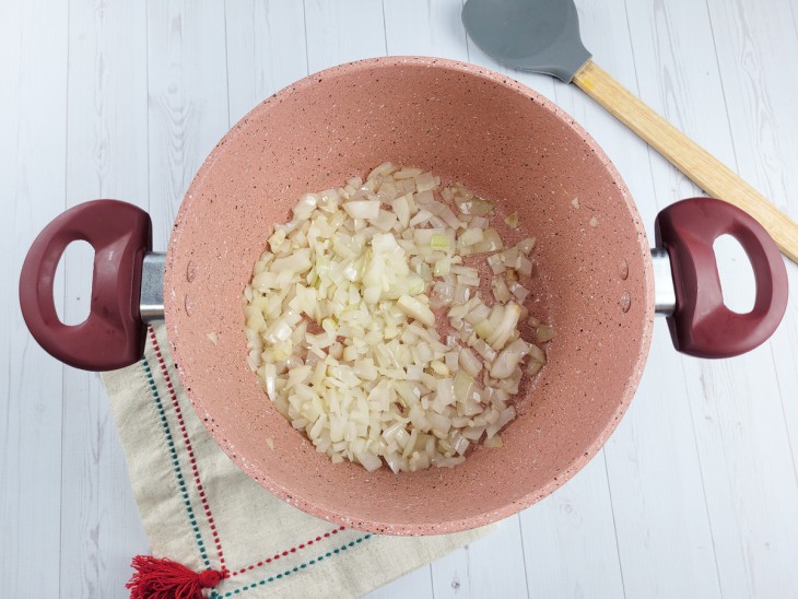 Panela com cebola refogada.