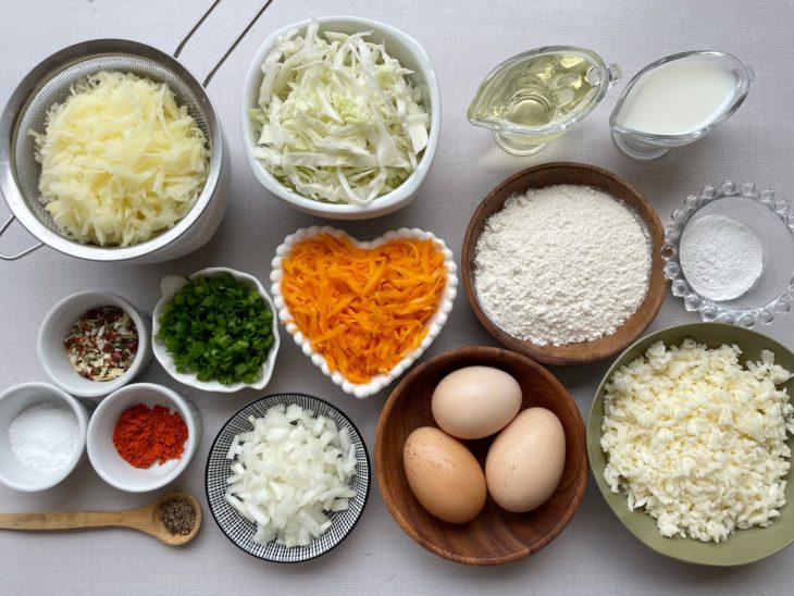 Ingredientes organizados na bancada com legumes higienizados.