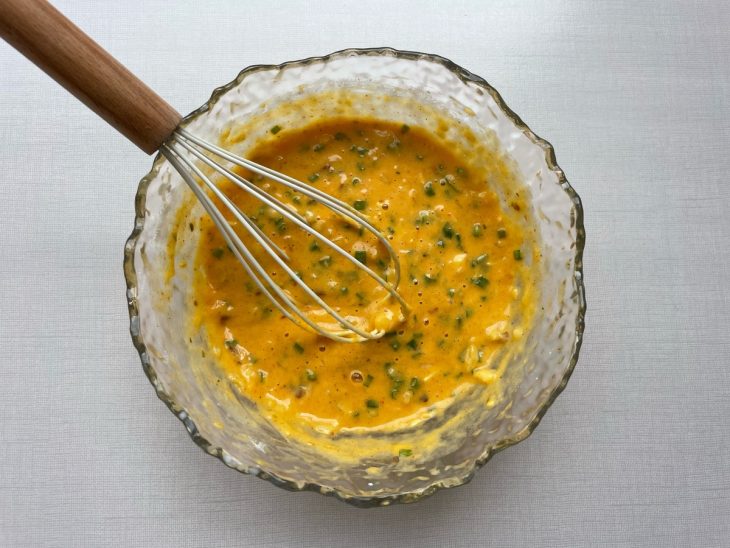 Farinha de trigo sendo adicionada à massa.