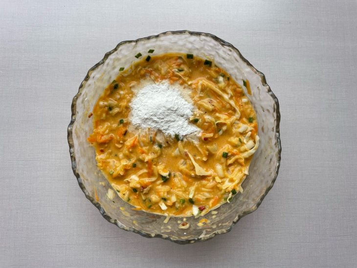 Fermento misturado suavemente à massa.