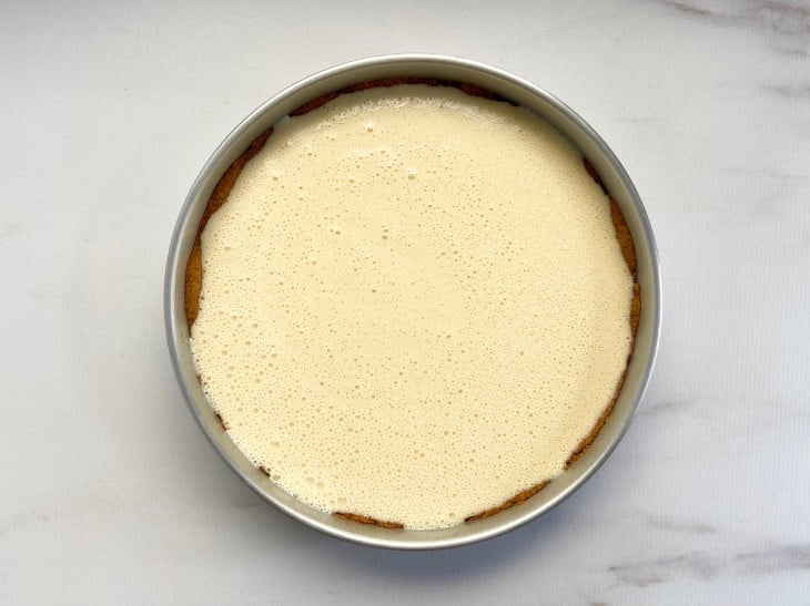 Uma forma contendo torta de leite Ninho com Nutella.