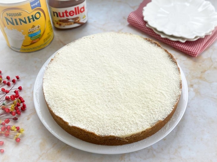 Um recipiente contendo torta de leite Ninho com Nutella.