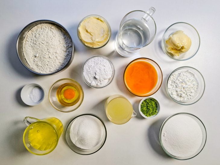 ingredientes para torta de limão porcionados e separados.