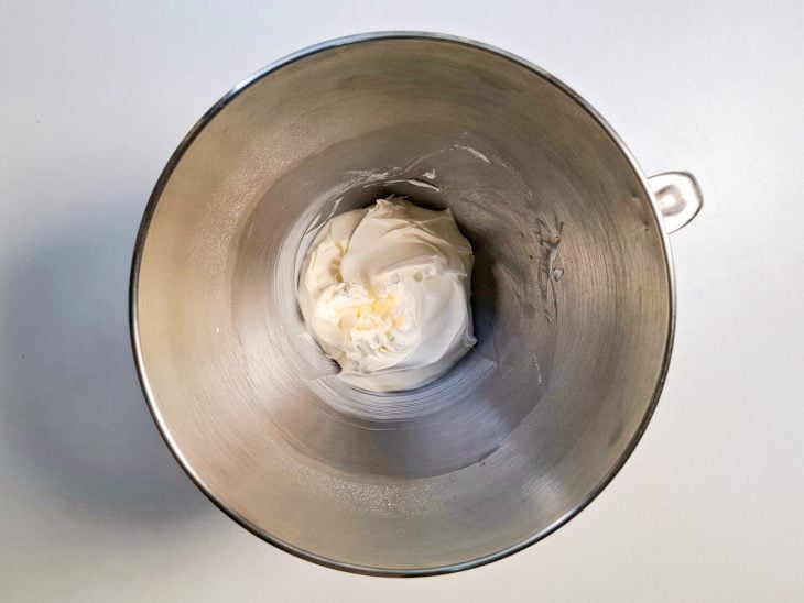creme com manteiga e açúcar batido.
