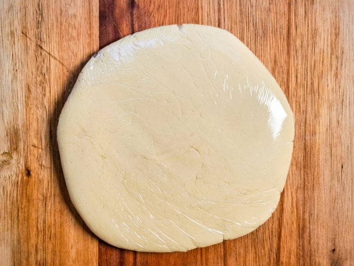 massa base da torta de limão embalada para tresfriar.