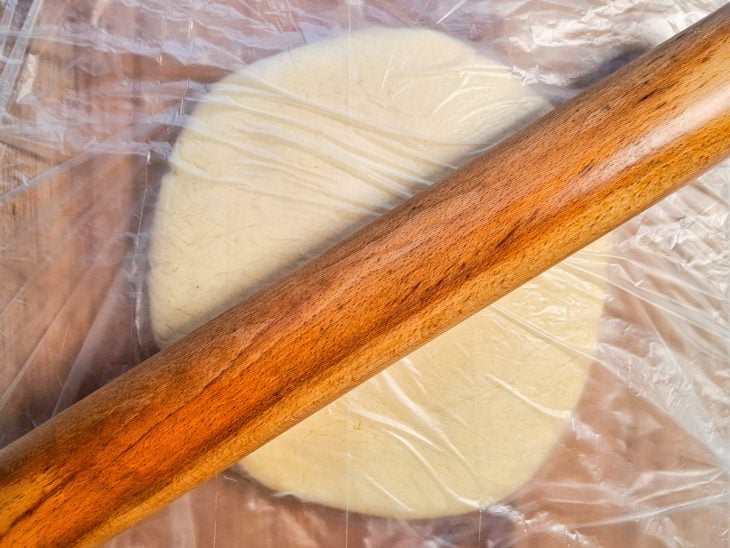 massa base da torta de limão aberta com rolo de macarrão.