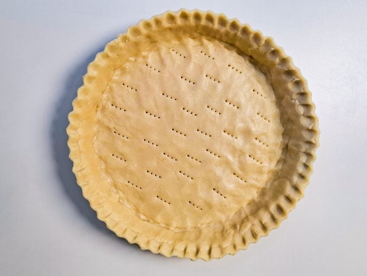 base da torta de limão moldada e furada.