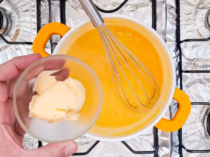 adição de manteiga ao creme de limão.