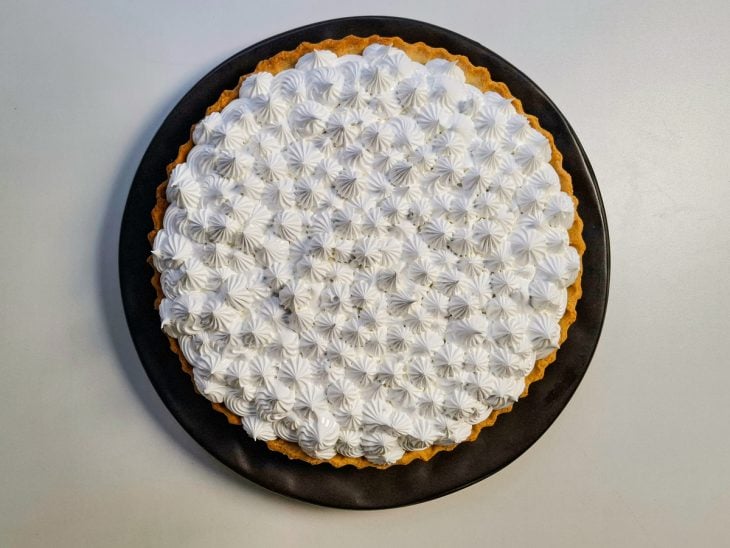 merengue aplicado em torta com trabalho de bico pitanga.