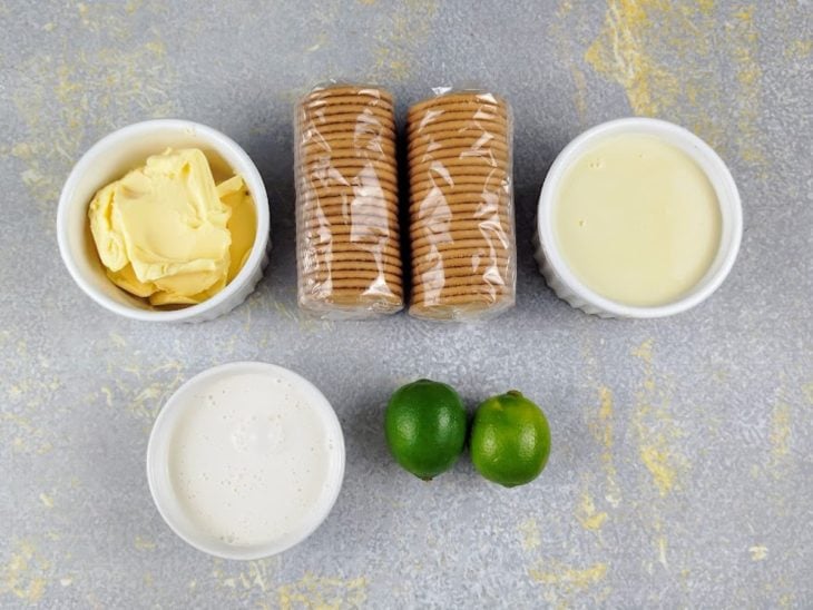 ingredientes reunidos para fazer torta de limão com bolacha maria