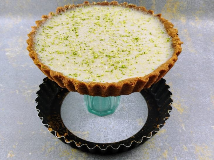 torta de limão com bolacha maria desenformada