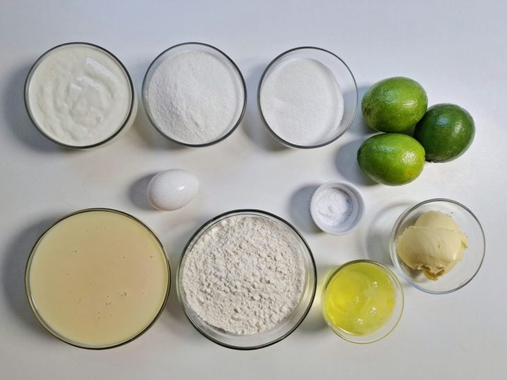 Ingredientes reunidos em uma bancada.