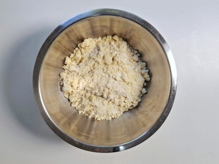 Farinha de trigo, açúcar, manteiga e sal em um recipiente de alumínio.