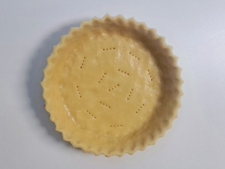 Fundo da massa espetado com um garfo.