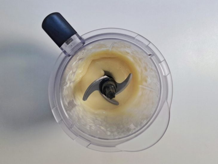 Leite condensado e suco de limão batidos no liquidificador.
