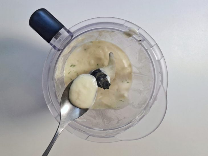 Creme de leite e raspas de limão adicionados ao liquidificador.
