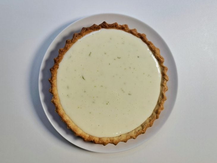 Recheio sobre a massa da torta.