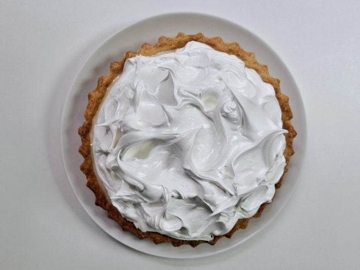 Merengue espalhado sobre o recheio da torta.